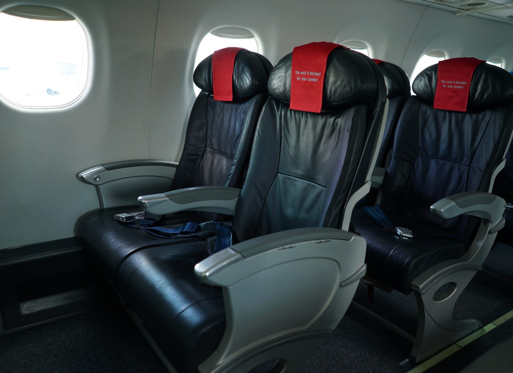 Wnętrze samolotu Embraer w klasie biznesowej.